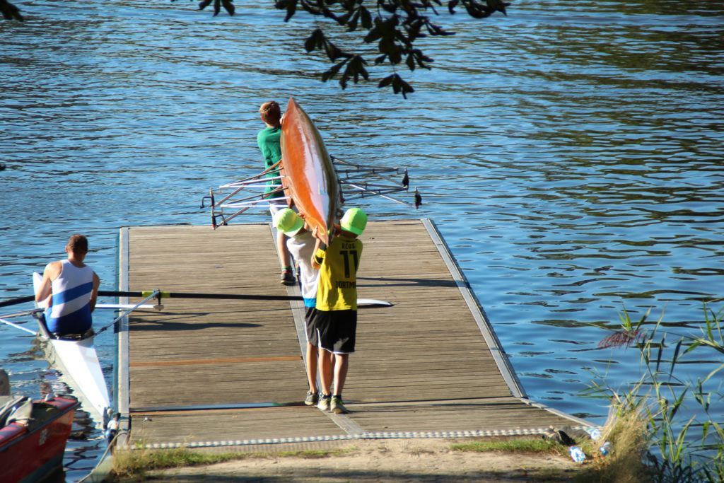 Ruderjugend auf dem Steg