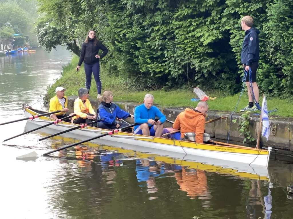 Vierer wartet auf Einfahrt in die Schleuse