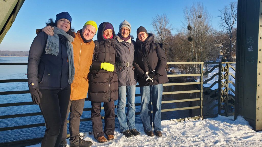 Gruppe auf der Glienicker Brücke